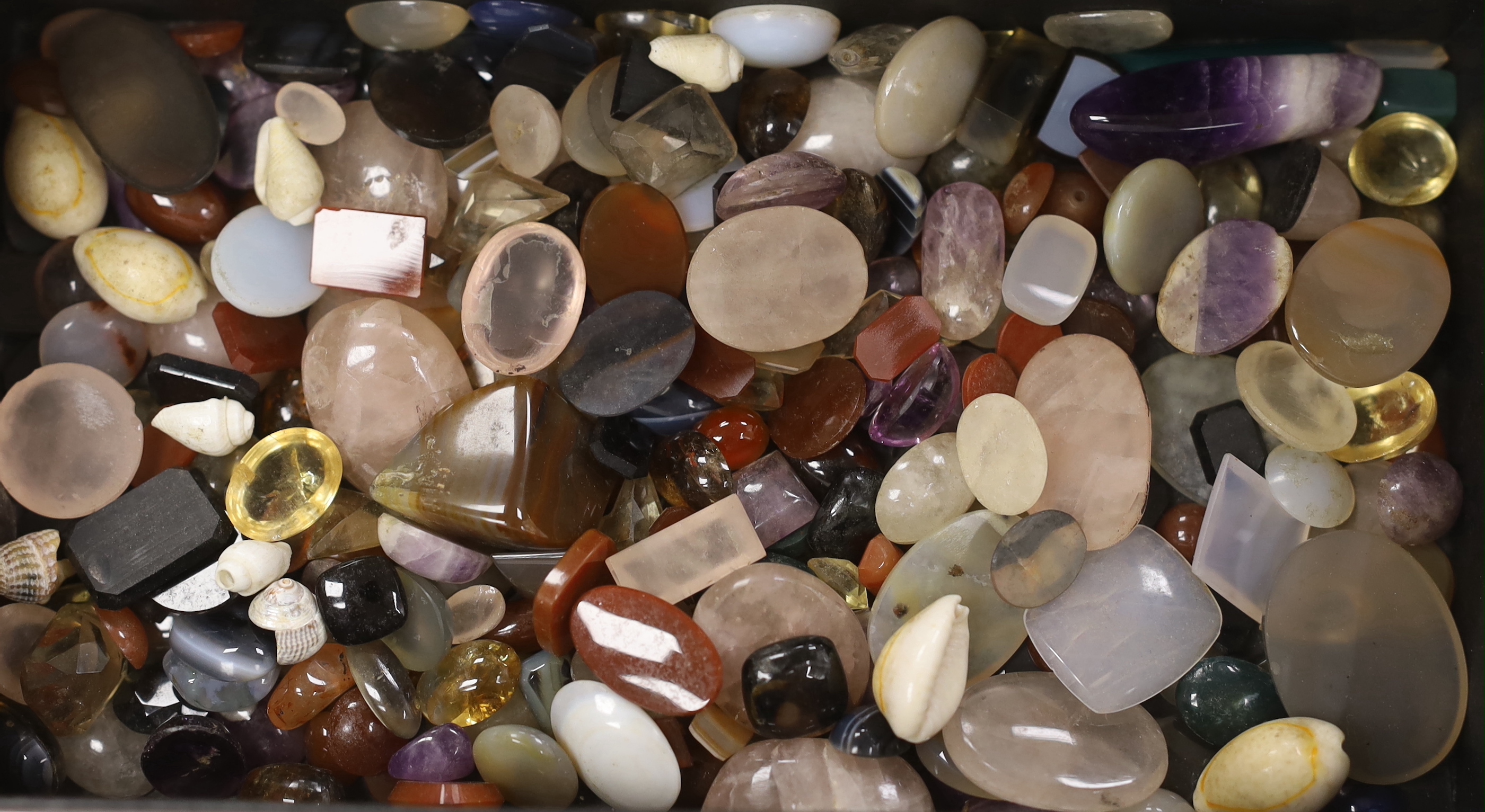 A small collection of unmounted agates etc, including cabochons.